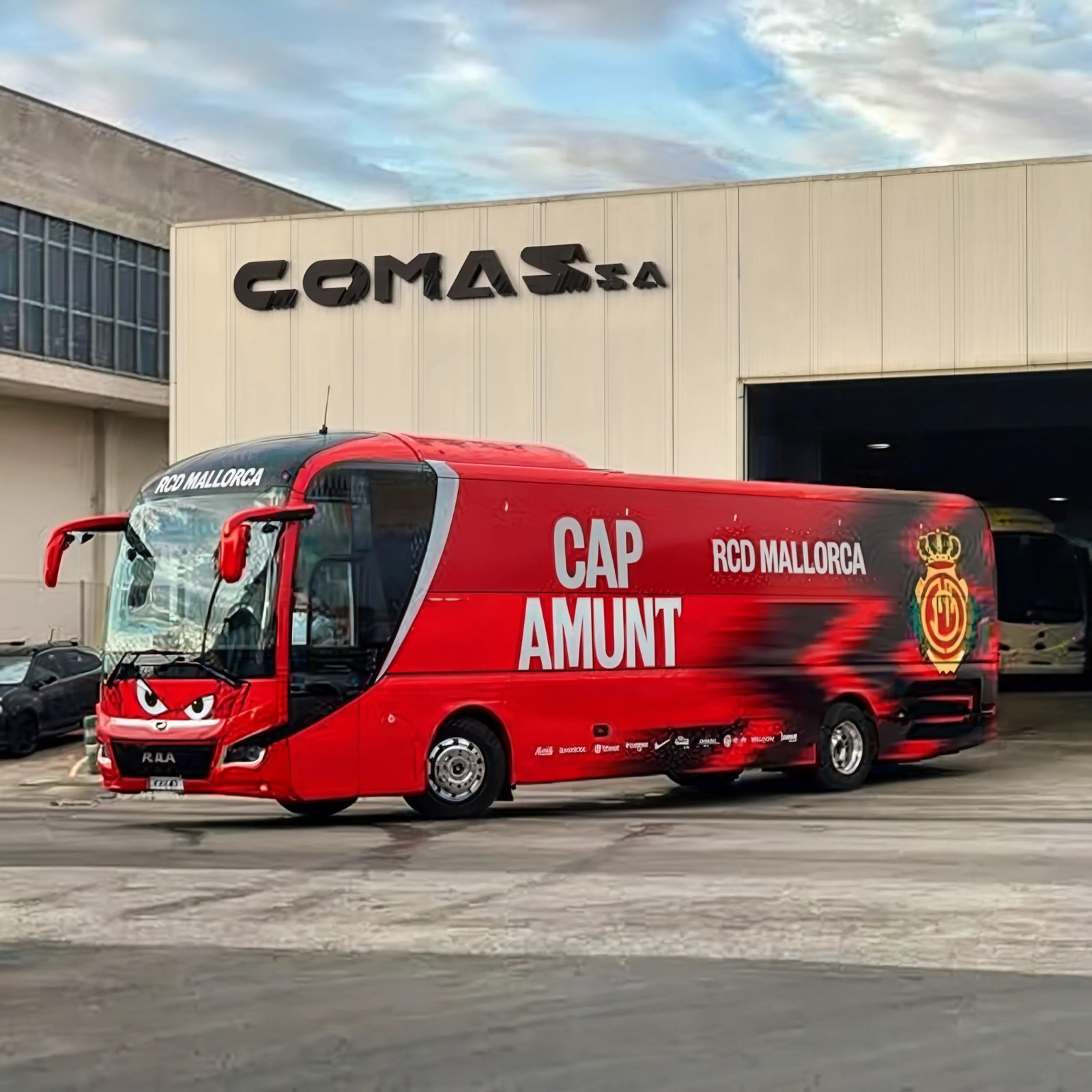 Autocar de Comas rotulado para el RCD Mallorca